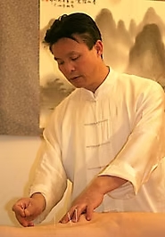 Dr Kunlin Zhang pratiquant l’acupuncture traditionnelle chinoise à Paris